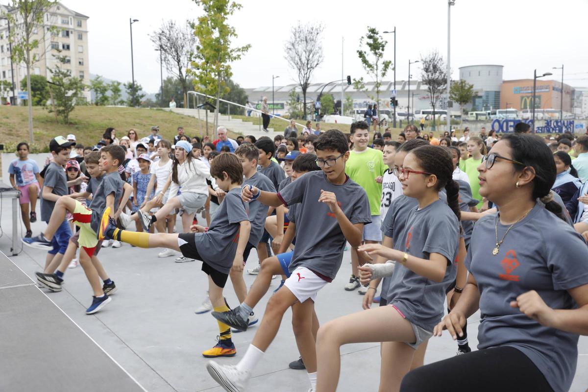 Body combat, coreografías, visitas de deportistas: así se mueven en Oviedo por los hábitos saludables más de 1.500 niños y niñas, en imágenes