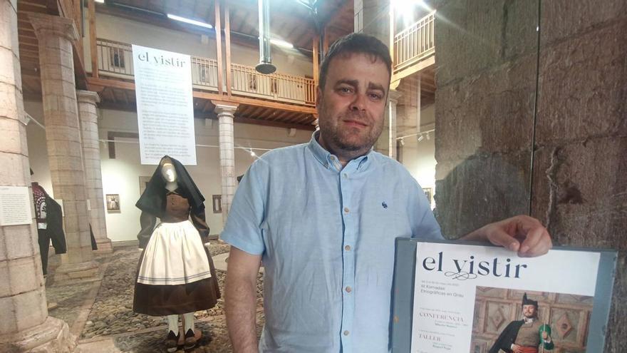 EN IMÁGENES | Así es la exposición &quot;El vistir&quot; sobre el traje tradicional asturiano