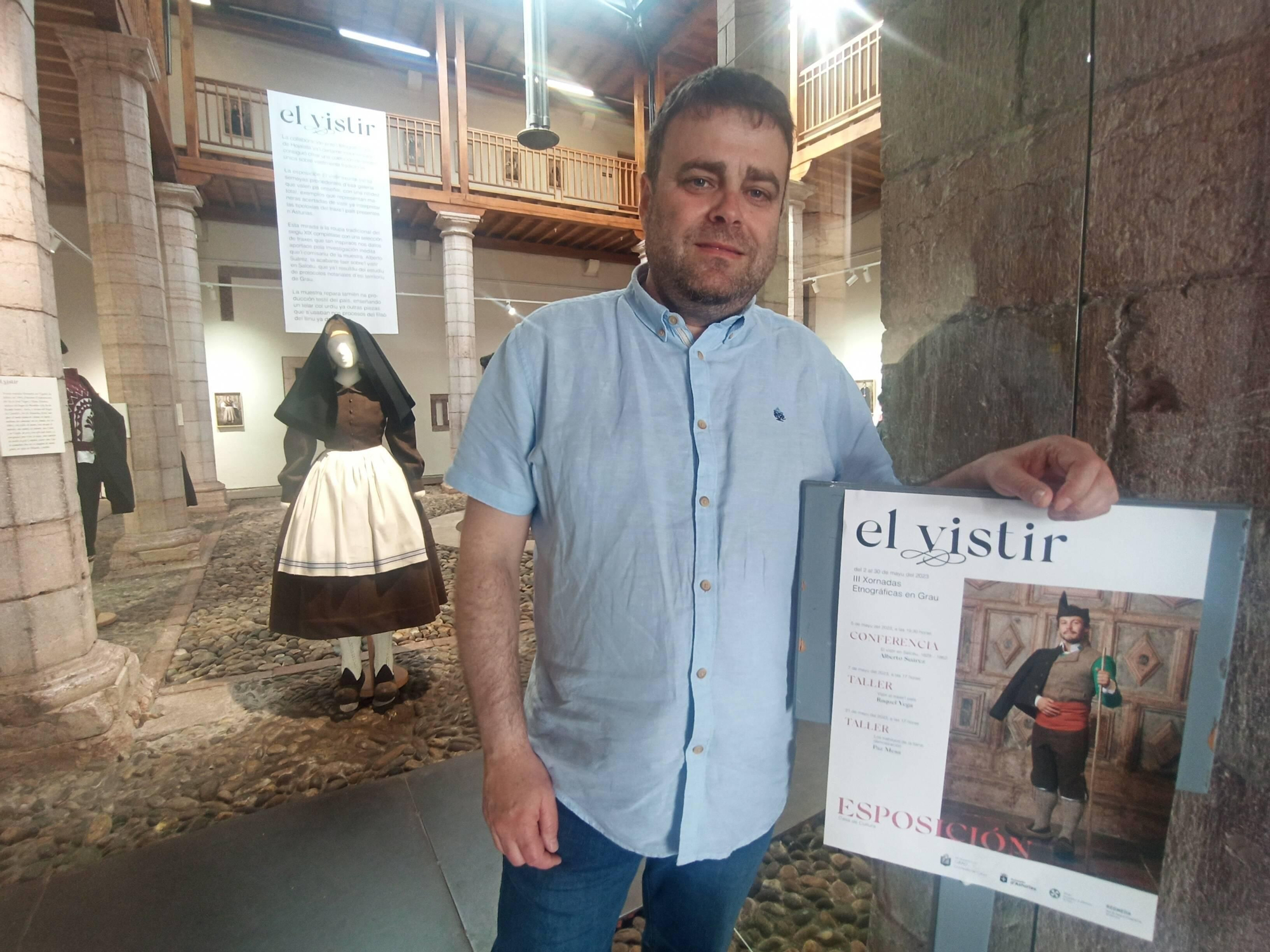 EN IMÁGENES | Así es la exposición "El vistir" sobre el traje tradicional asturiano