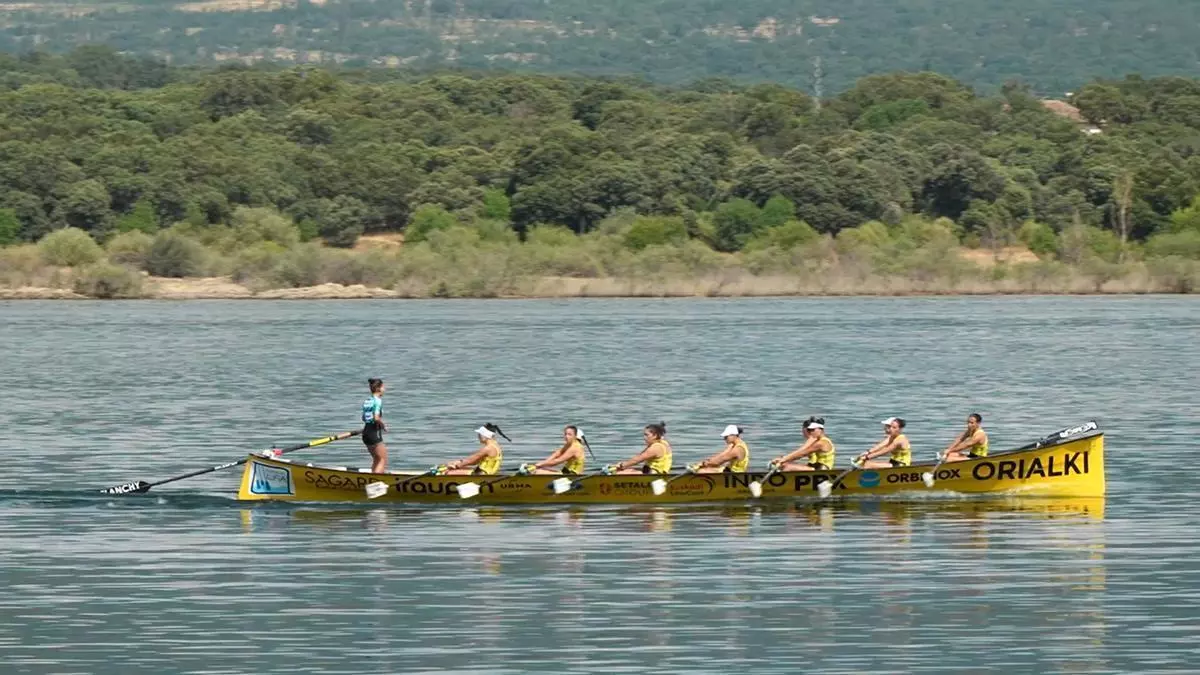 Buitrago del Lozoya acoge la primera regata de traineras en el embalse de Riosequillo