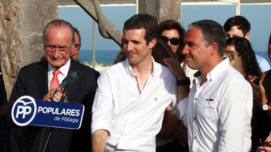 Francisco de la Torre, Pablo Casado y Elías Bendodo en un encuentro reciente con votantes en los Baños del Carmen.