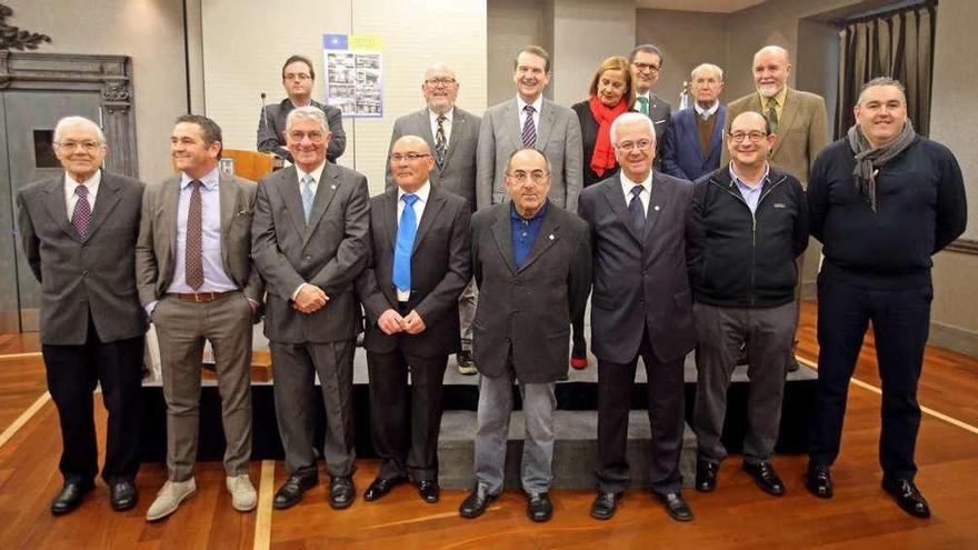 De izquierda a derecha y arriba: José Luis Cabaleiro (vicepresidente de la Asociación), José M. Lorenzo Morales (presidente de la Asociación), Abel Caballero (alcalde), Carmela Silva (presidenta de la Diputación), Ángel Rivas (concejal), Luis Espada (Valedor do Cidadán) y Manoel Soto (ex alcalde). Abajo, los representantes de comercio galardonados con las insignias de oro y plata: Daniel Novoa (oro), Javier Jáuregui (plata), Benigno Jáuregui (oro), Federico Mera (plata), José Carlos Ramallo (plata), José Luis Martínez (oro), Luis Blanco (plata) y Manuel Eiras (plata). // Marta G. Brea