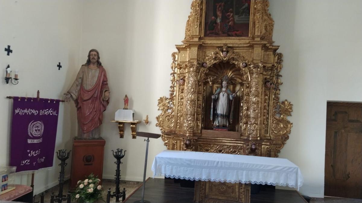 Retablo restaurado del cementerio de San Atilano junto a la talla de Jesús Luz y Vida.