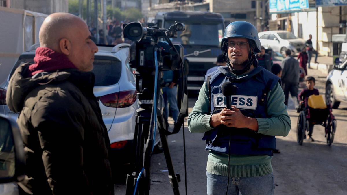 Periodistas trabajando en una calle de Rafah, en el sur de la Franja de Gaza, el 11 de diciembre de 2023, en medio de los continuos combates entre Israel y Hamás.