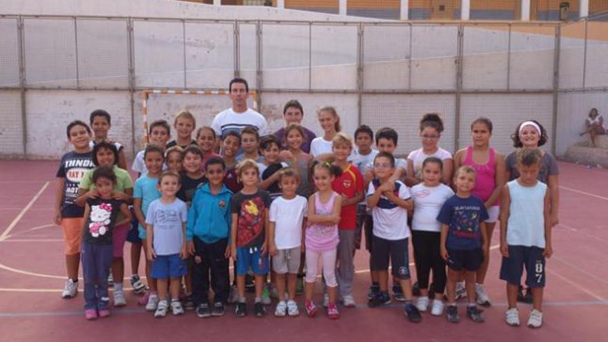 Un grupo de niños que se inician en el atletismo en Morro Jable. | lp / dlp