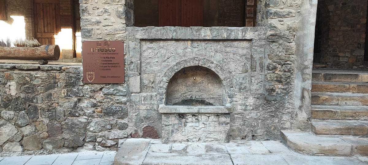 Placa a la plaça Porxada de Bagà per commemorar els 10 anys del Patrimoni de la Humanitat