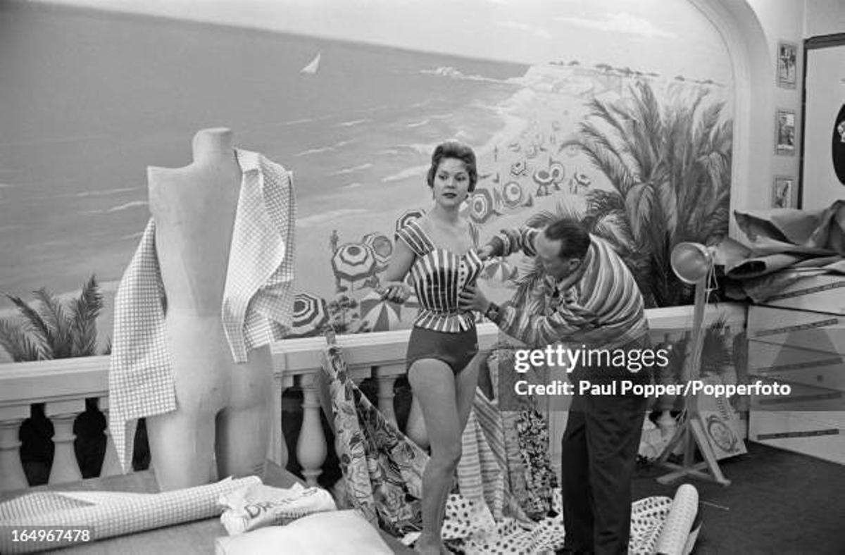 Louis Réard trabajando con una modelo en la última colección de baño que diseñó en 1957.