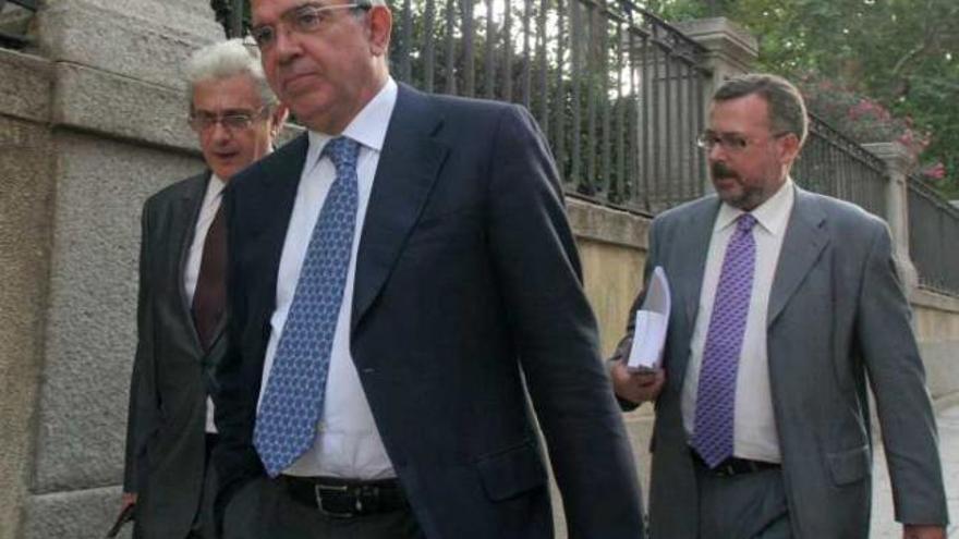 Roberto López, en primer plano, seguido de sus abogados el pasado julio en Madrid.