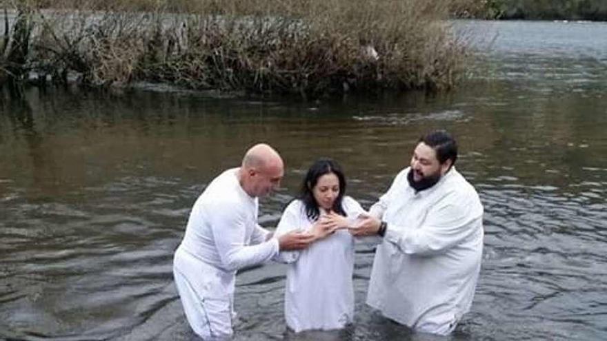 El pastor de Ourense (dcha.), antes de la inmersión de una mujer en el Miño. // FdV