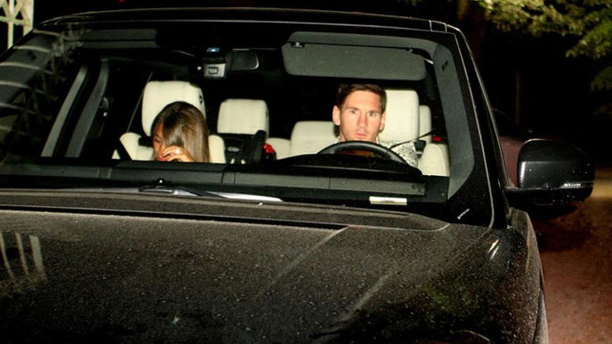 Leo Messi, junto a su pareja, llegando al restaurante