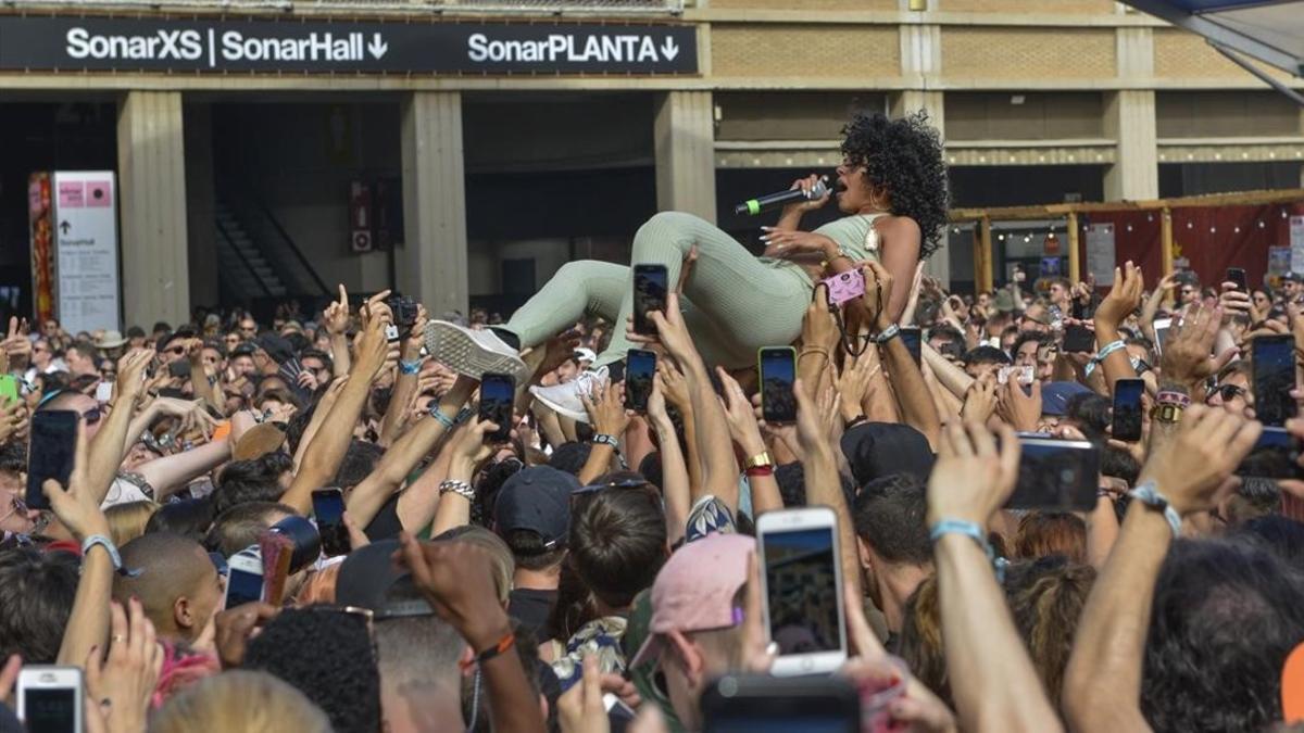 Ambiente festivo en el Sónar durante el concierto de Princess Nokia.