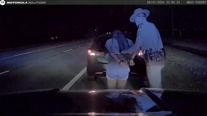 Un policía de Arkansas da un puñetazo en la cara y tira al suelo a una joven negra de 18 años en un control de velocidad