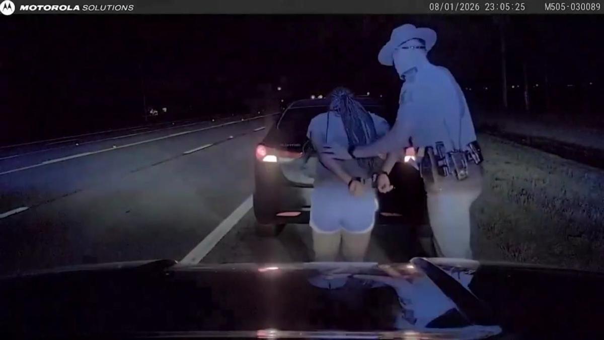 Imagen del momento de la detención de la joven de 18 años por un agente de la Policía de Arkansas.