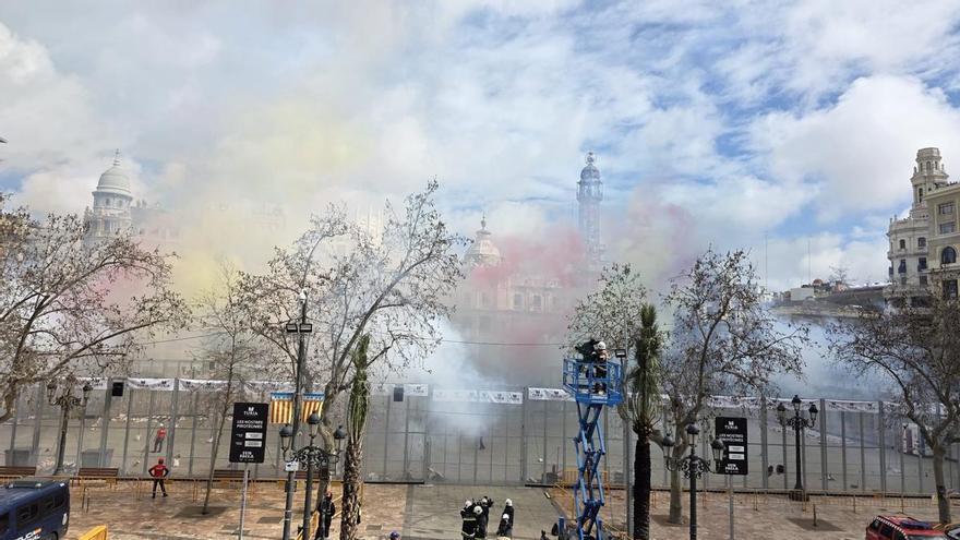 Mascletà del 6 de marzo | Y tras muchas dudas y mucha agua, los paraguas se convirtieron en parasoles