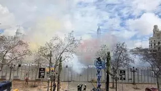 Mascletà del 6 de marzo | Y tras muchas dudas y mucha agua, los paraguas se convirtieron en parasoles