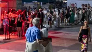 Ambiente en el eje de ocio del Front Marítim de la Barceloneta