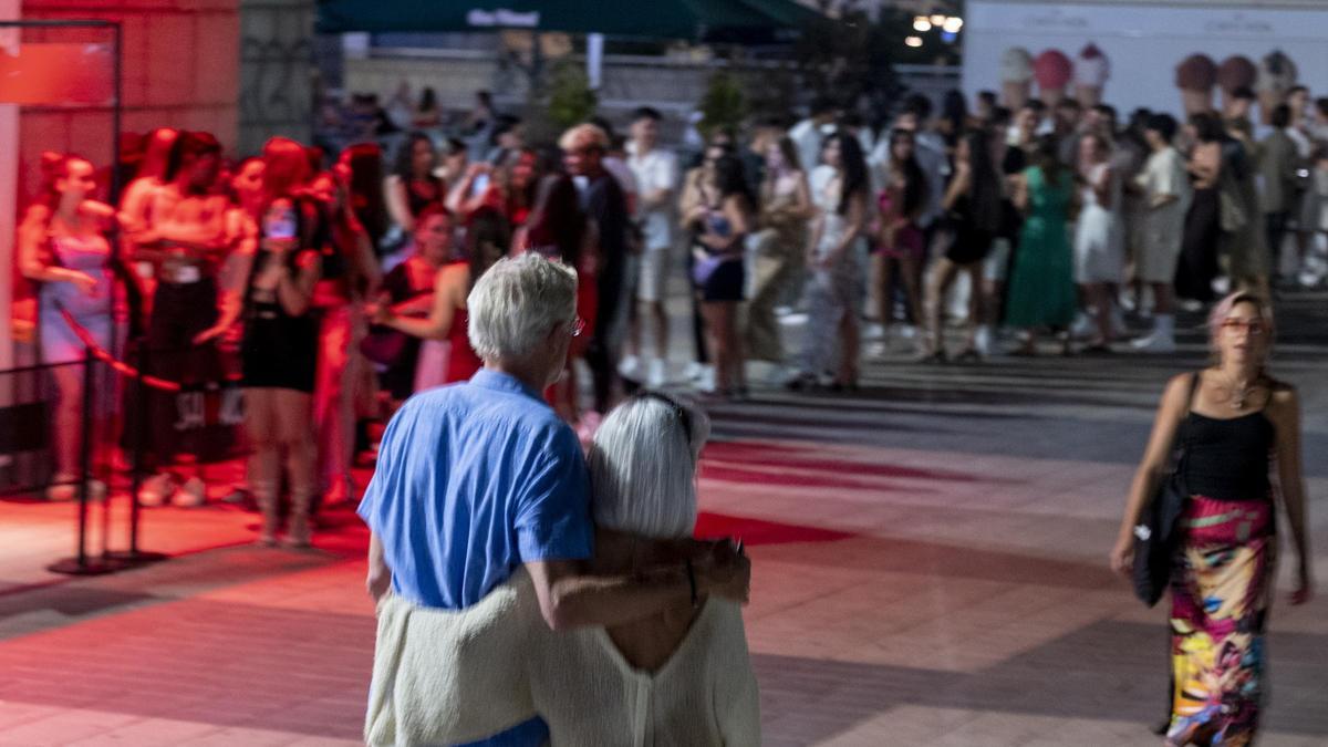 Ambiente en la zona de restaurantes y bares alrededor del hotel Arts en el paseo marítimo de Barcelona