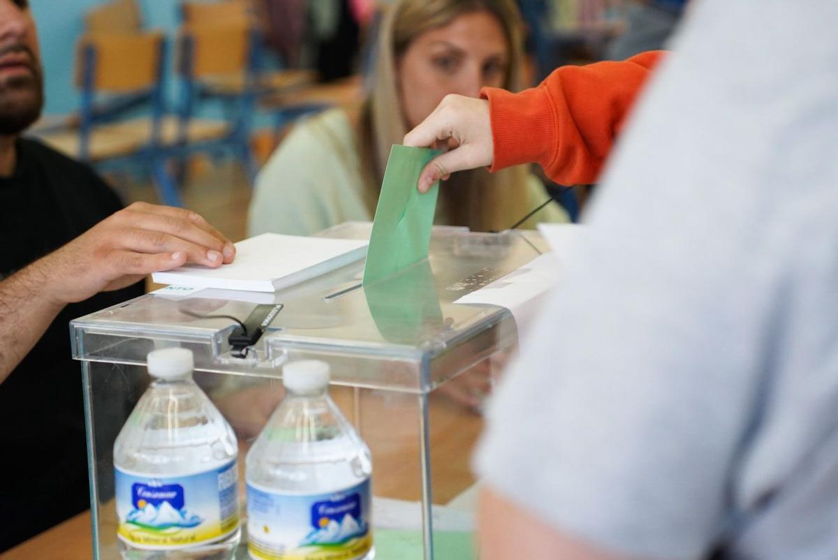 Ciudadanos votando en un colegio electoral de Sevilla.