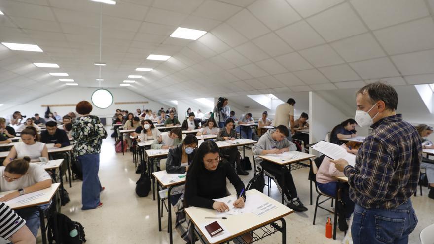 Así afrontan los estudiantes la primera jornada de la EBAU en Asturias