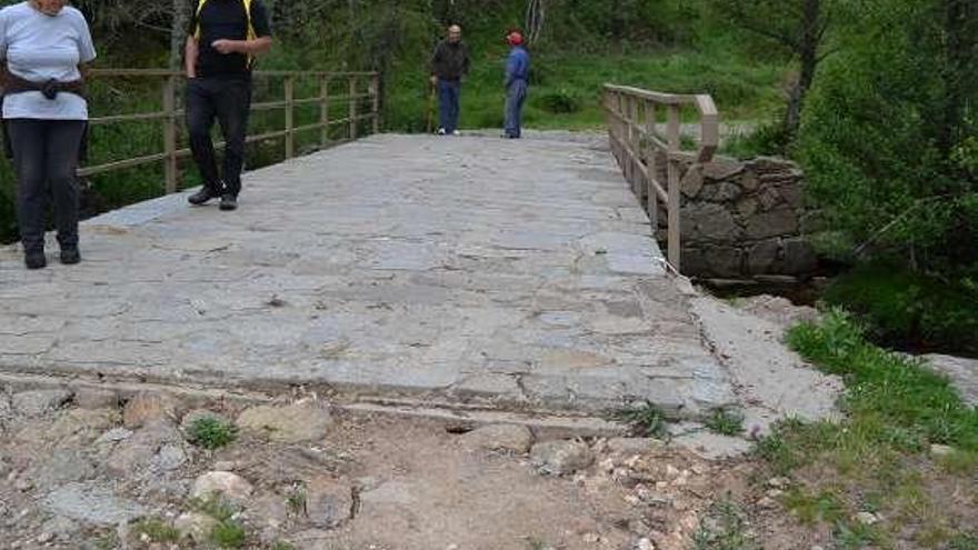 Vecinos de Cerezal pasean por el puente sobre el río Negro.