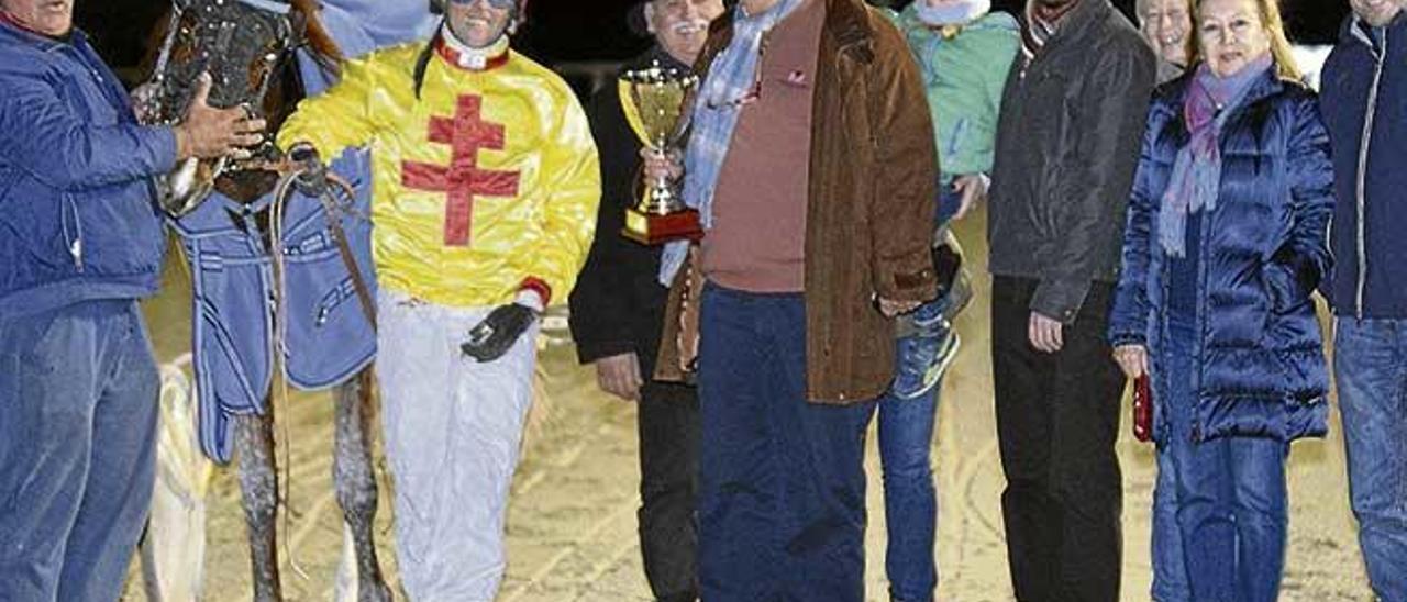 Estelada de Font y su entorno en una entrega de trofeo en el Hipòdrom Son Pardo. Carlo otero