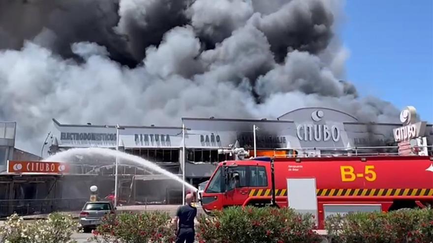Los bomberos de Ibiza trabajan en al extinción del incendio en Citubo