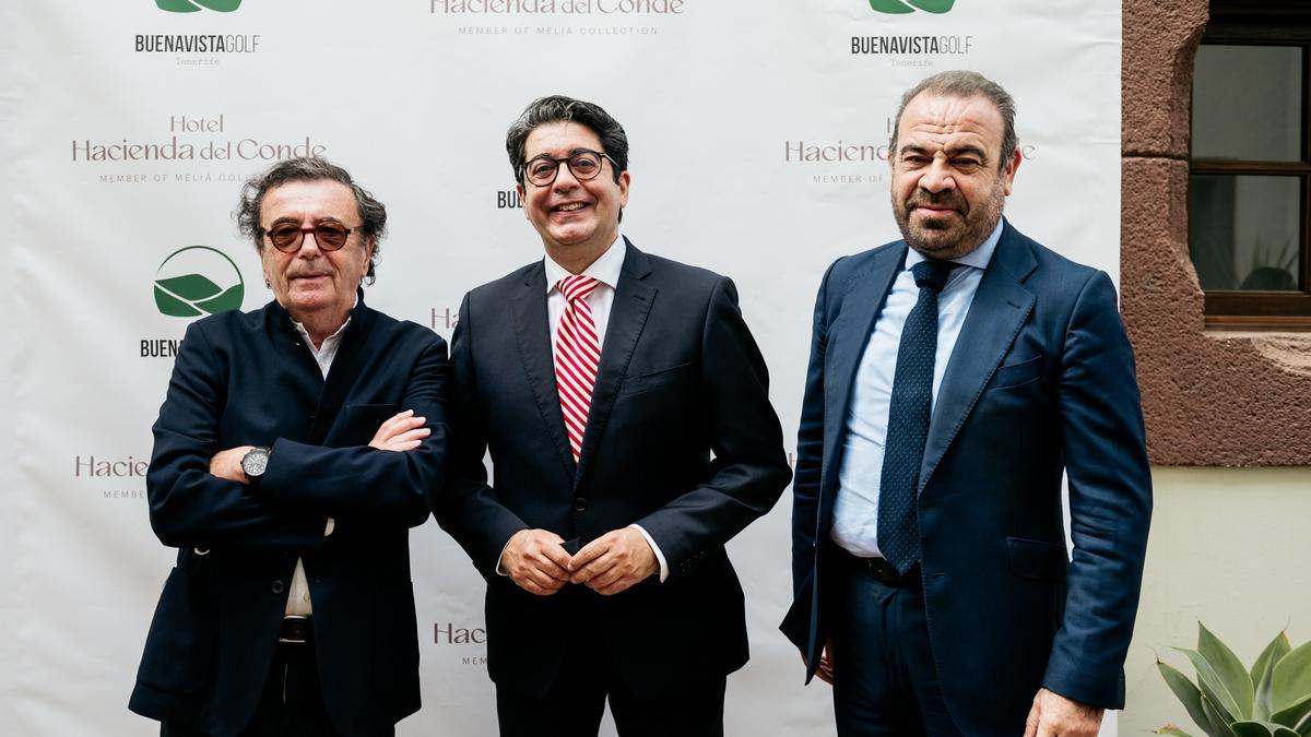 Enrique Hernandis, Pedro Martín (centro) y Gabriel Escarrer (derecha) en la presentación de este sábado en el hotel Hacienda del Conde (abajo), en Buenavista