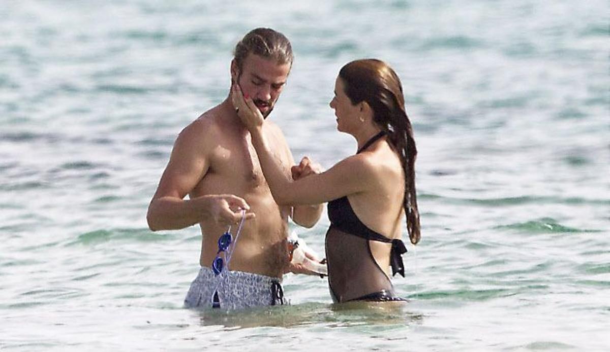 Raquel Sánchez Silva y Mario Biondo en la playa