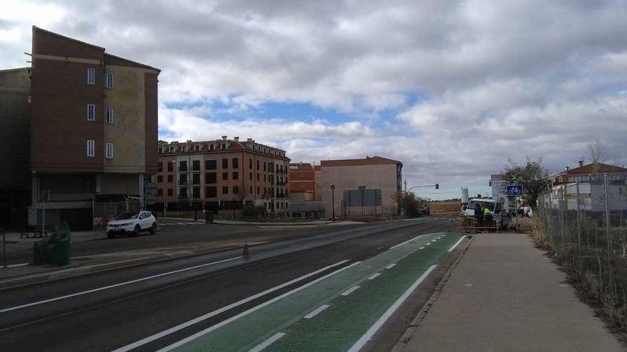 Operarios trabajan en la prolongación del carril bici para unirlo con el camino del cementerio.