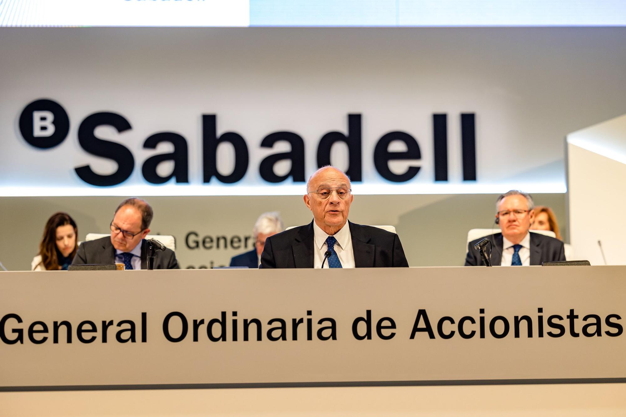 Los accionistas del Sabadell aprueban la reelección de Josep Oliu