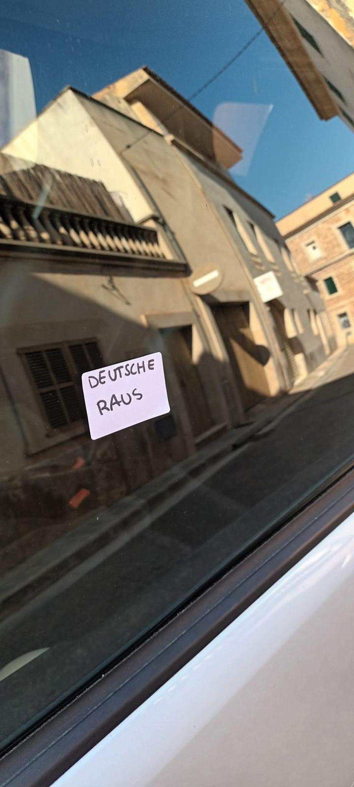 Auf Autos wurden Aufkleber mit der Aufschrift "Deutsche raus" geklebt