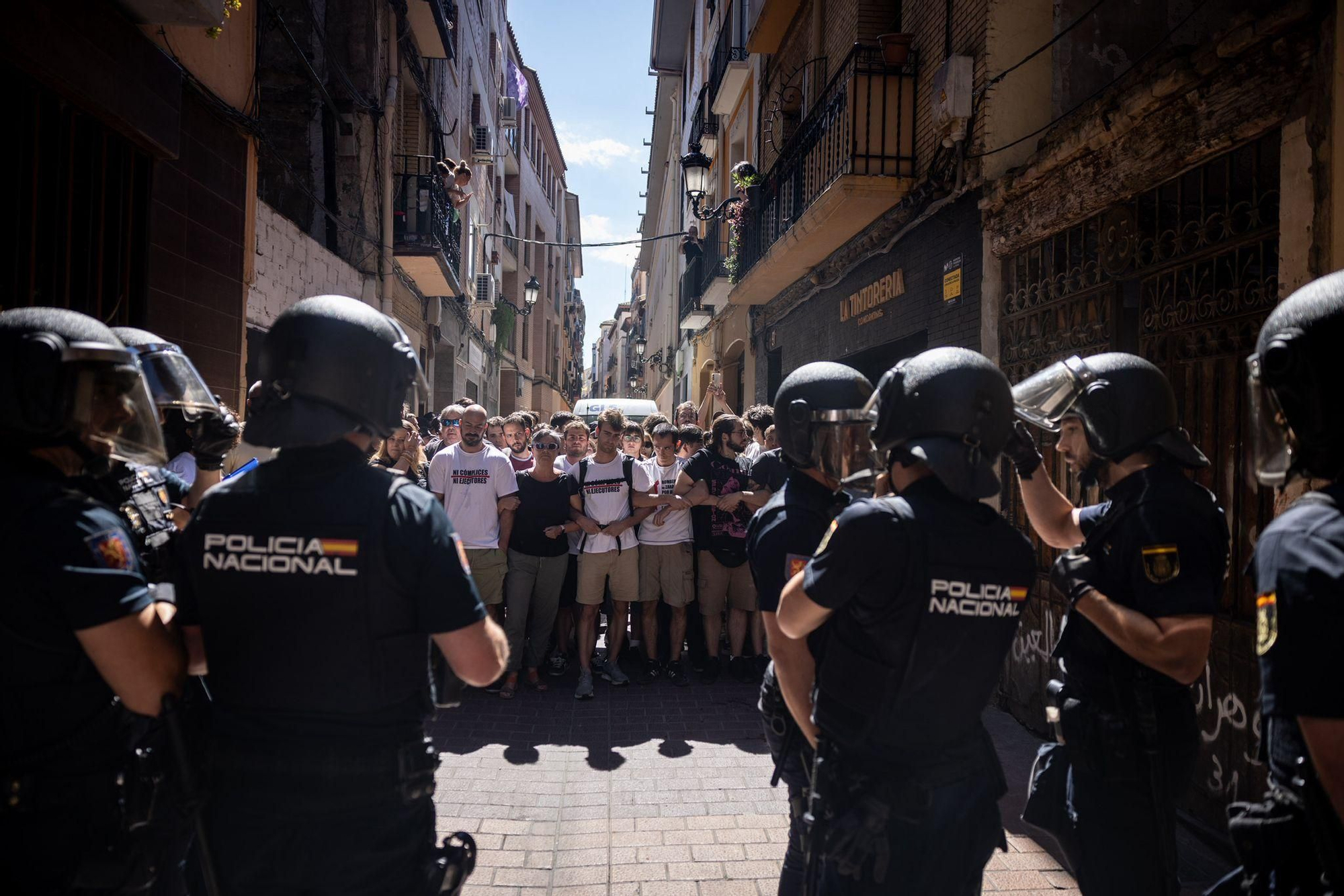 En imágenes |  Zaragoza se moviliza contra el desahucio de Samanta: "Es injusto lo que está pasando"