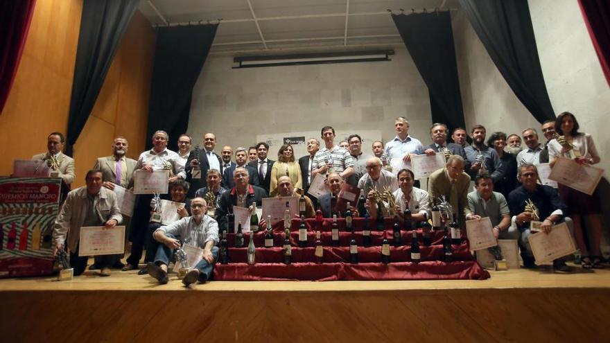 Bodegueros muestran los galardones recibidos en la última edición de los Premios Manojo