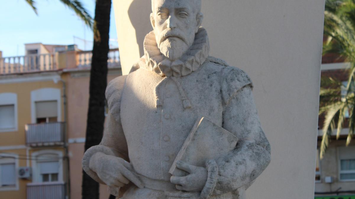 La escultura de Miguel de Cervantes situada en el paseo que lleva su nombre