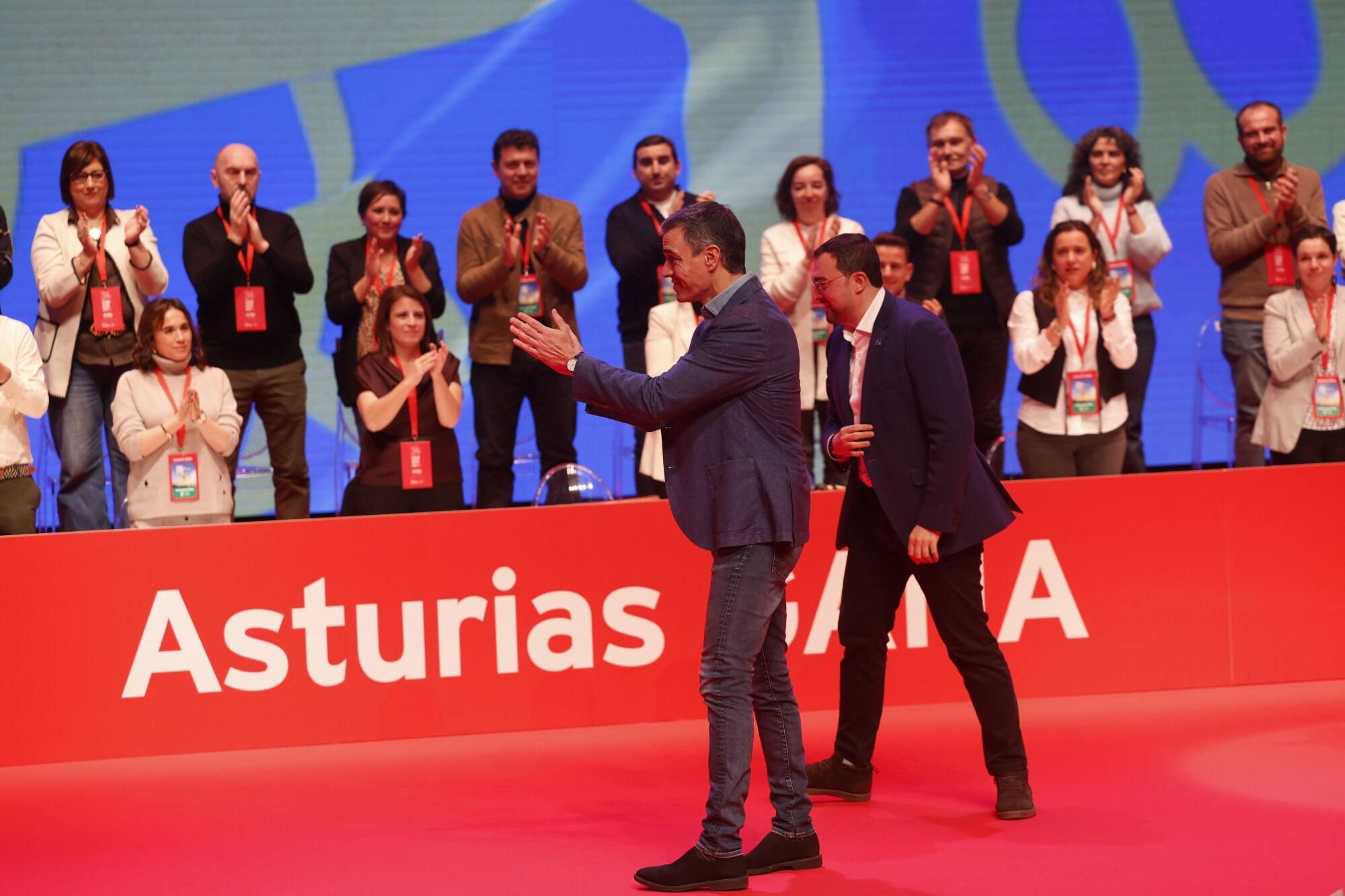 EN IMÁGENES: Pedro Sánchez y Adrián Barbón abren el congreso del PSOE asturiano