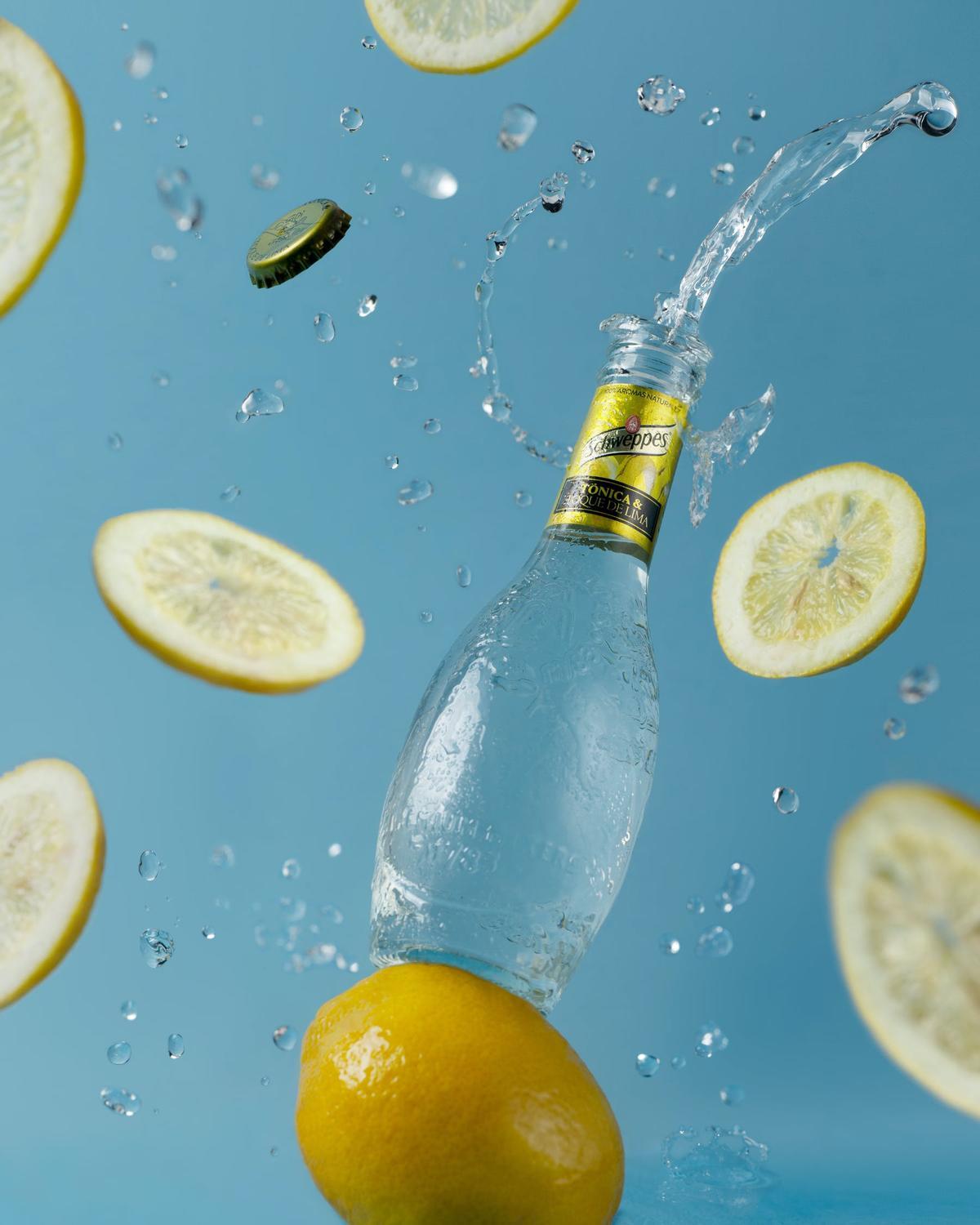 Consumir refrescos y alcohol en los bares está tan normalizado que el propio entorno insiste en la ingesta