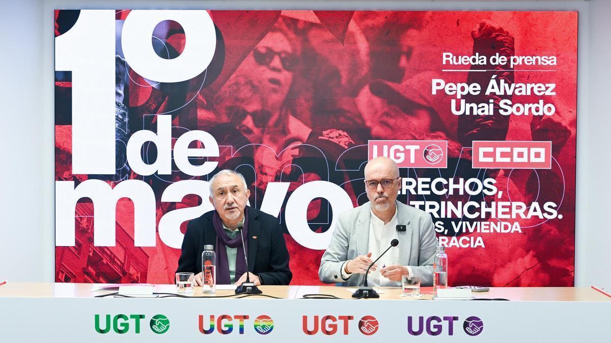 El secretario general de CCOO, Unai Sordo (d), y el secretario general de UGT, Pepe Álvarez (i), durante una rueda de prensa para presentar las movilizaciones del 1 de Mayo