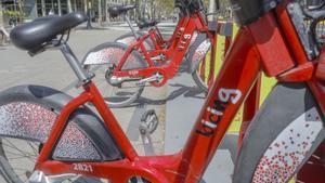 BARCELONA, 9 de agosto de 2023: Usuarios del servicio de bicicletas Bicing reportan afectaciones al servicio de prestamo debido al calor, que estaría haciendo que las bicicletas no funcionasen adecuadamente. FOTO: Ángel García Martos