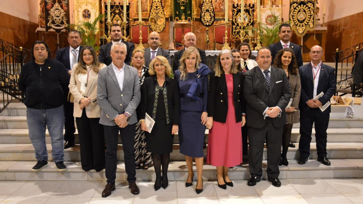 La pregonera de la Semana Santa de este año, Ana Miranda, junto a representantes de todas las cofradías y de la parroquia.