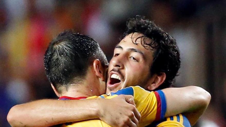 Javi Fuego y Parejo celebran la clasificación del Valencia.