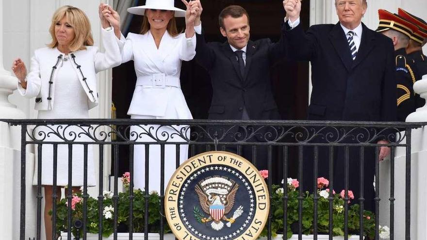 Trump, Macron y sus esposas, Melania y Brigitte, saludan en la Casa Blanca, con un curioso gesto del francés. // FDV