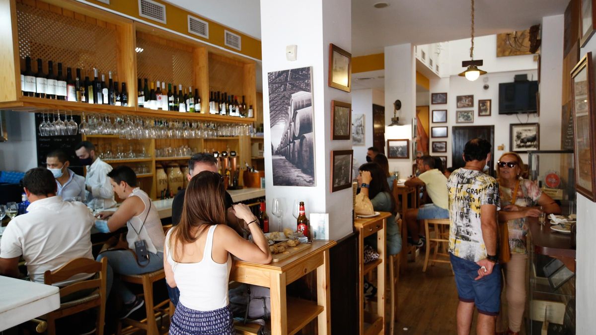Interior de la taberna La Montillana, uno de los locales cordobeses recomendados por la Guía Repsol.