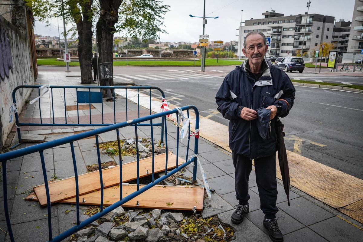 Manuel Gallego en el espacio vallado donde el ayuntamiento retiró la marquesina.