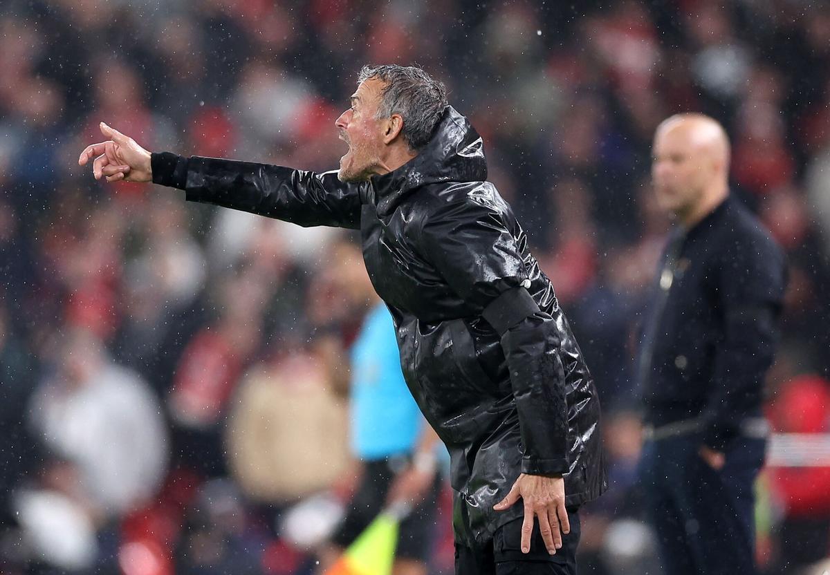 Luis Enrique da instrucciones durante el partido en Anfield.