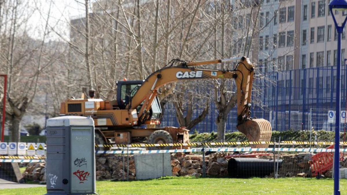 Excavadora ayer en el paseo marítimo de O Burgo.  | // L.O.