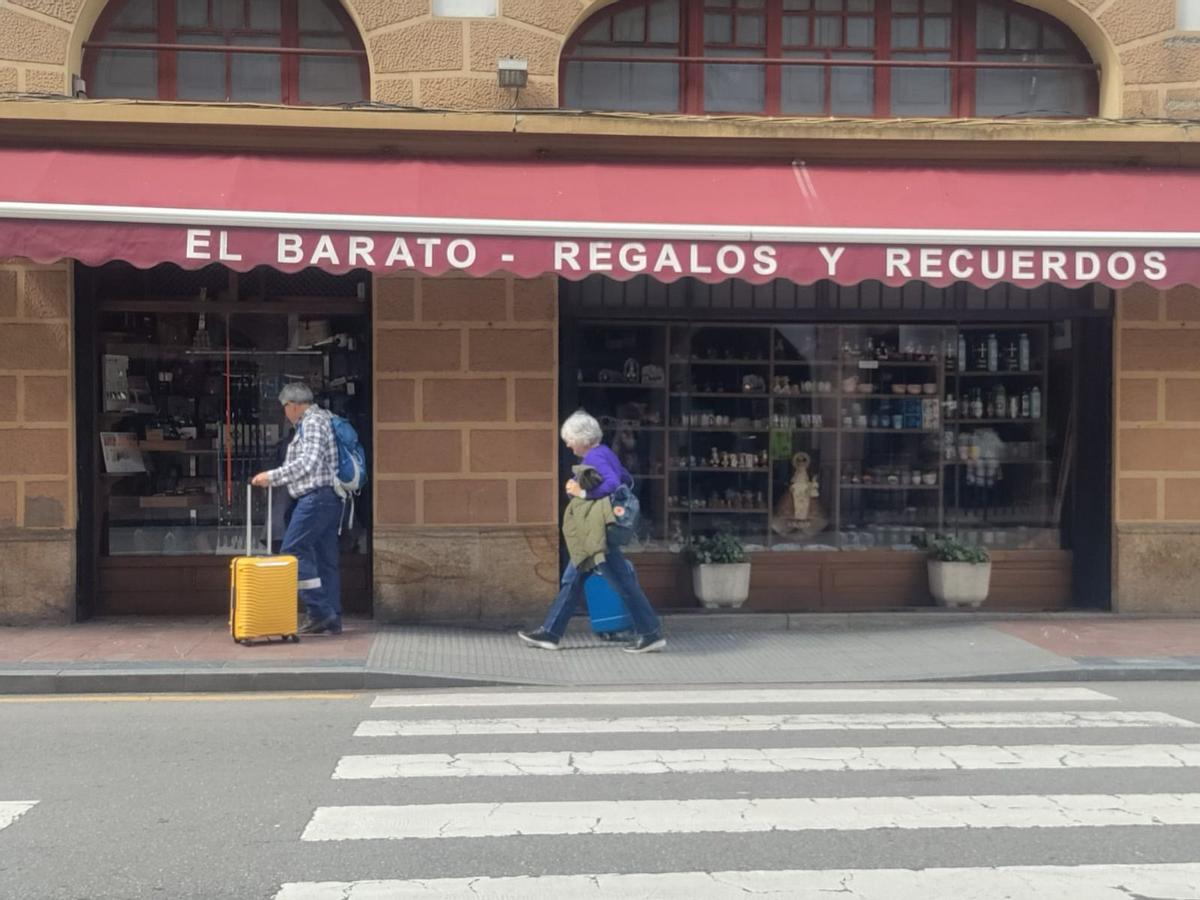 Turistas en Cangas de Onís.