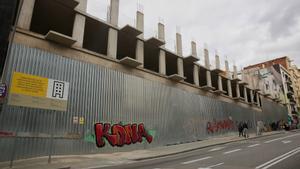 BARCELONA 12/03/2025 Barcelona. Promoción de pisos públicos paralitzado en el solar de la antigua clínica Quirón FOTO de ELISENDA PONS