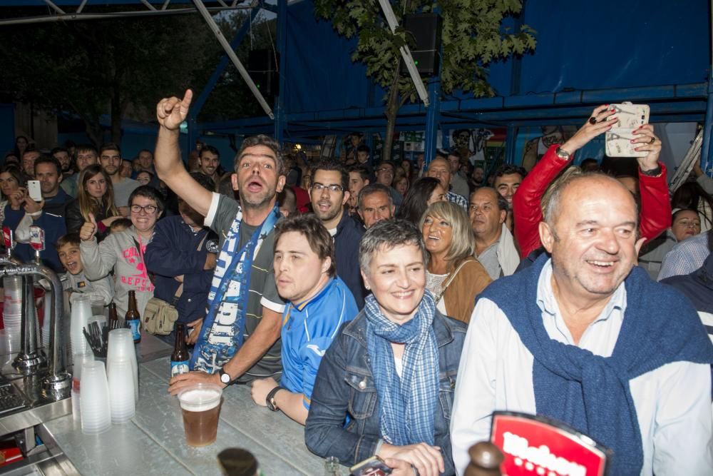 Jugadores del Real Oviedo visitan el chiringuito de la APARO en San Mateo