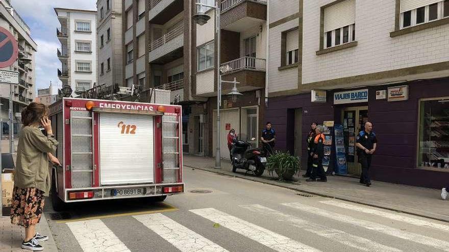 La Policía Local reguló el tráfico en la zona hasta que la situación quedó normalizada. // G.N.