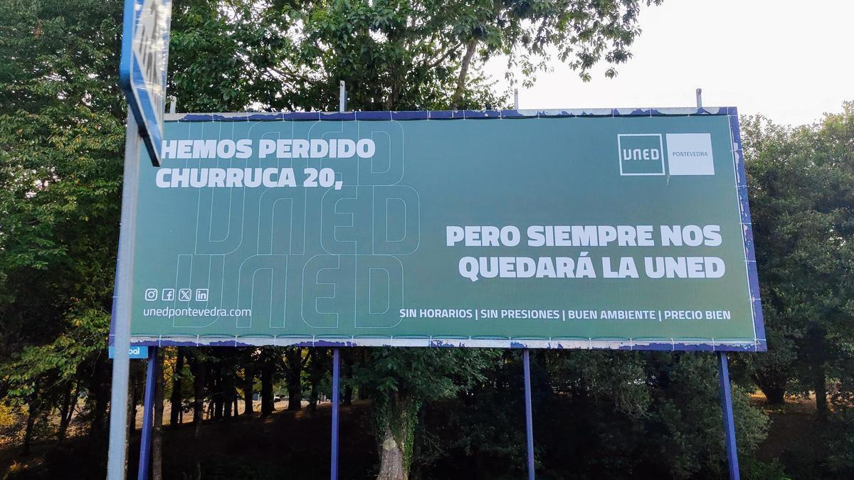Anuncio publicitario de la UNED ante el aeropuerto de Peinador recordando a Churruca 20